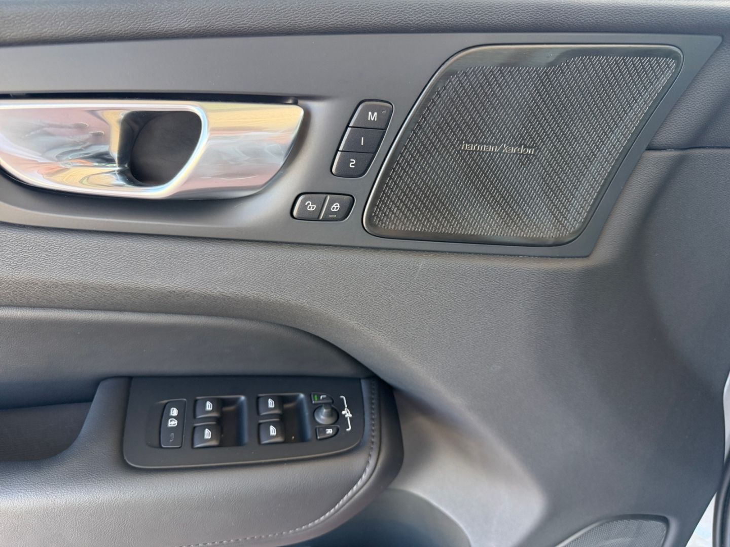 Volvo XC60 B4 Plus Dark Harman Kardon Memory Kurvenlic