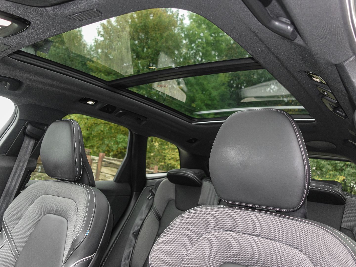 Volvo XC60 R Design Recharge Plug-In Hybrid AWD HUD St