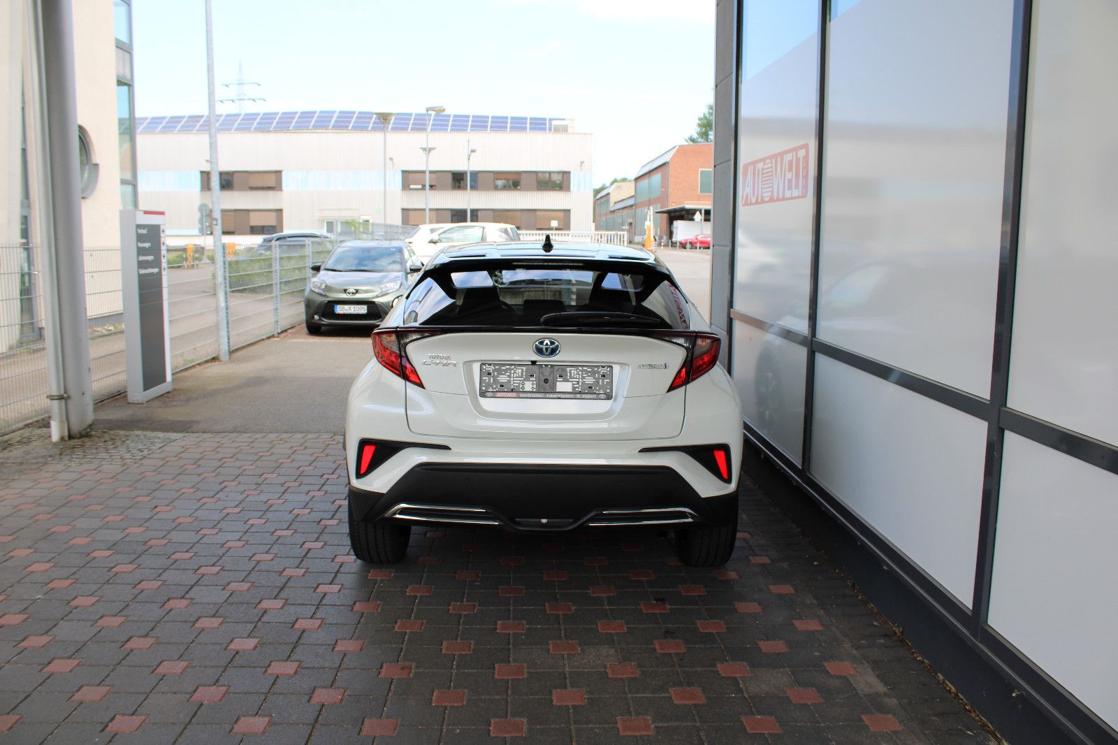 Toyota C-HR 2.0 Hybrid - Samsaru's Car Outlet