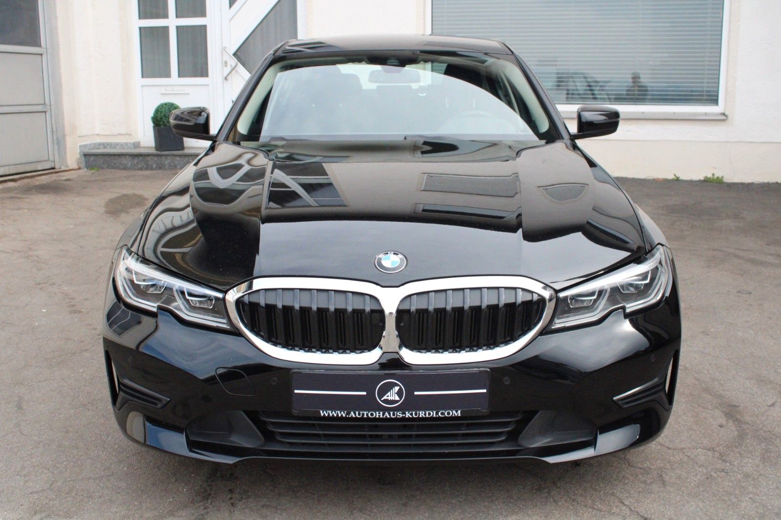BMW 320i Lim. Advantage - Samsaru's Car Outlet