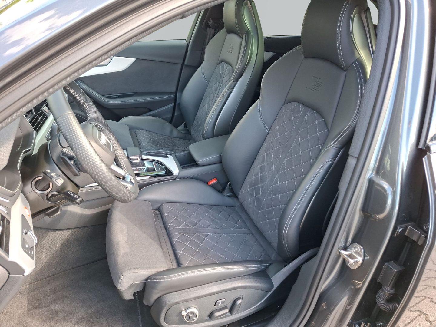 Audi A4 Avant 40 TFSI quattro S line *S-Sitze*AHK*Pan