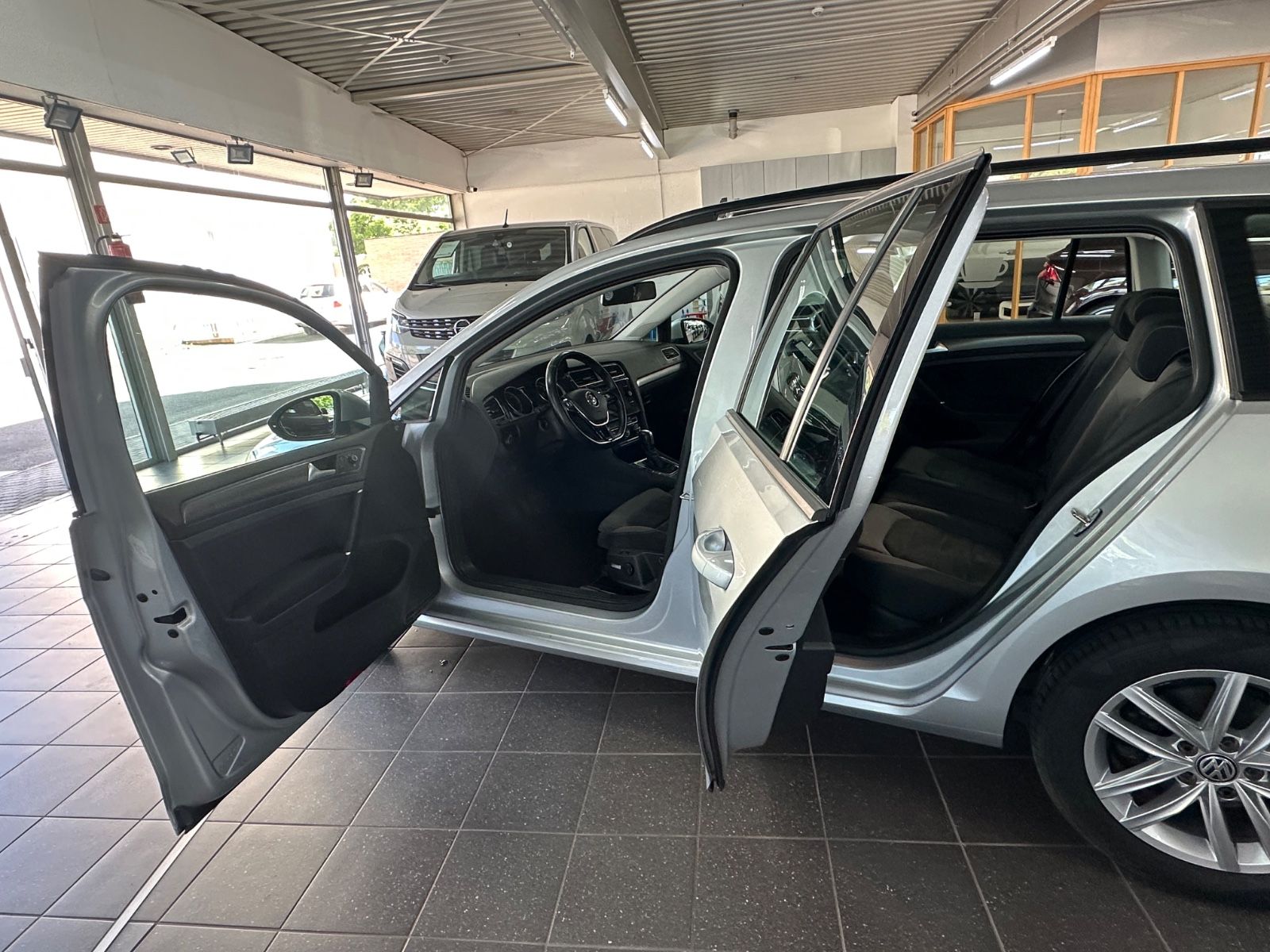 Volkswagen Golf VII 2.0 TDI Var. Comfortline - Samsaru's Car Outlet