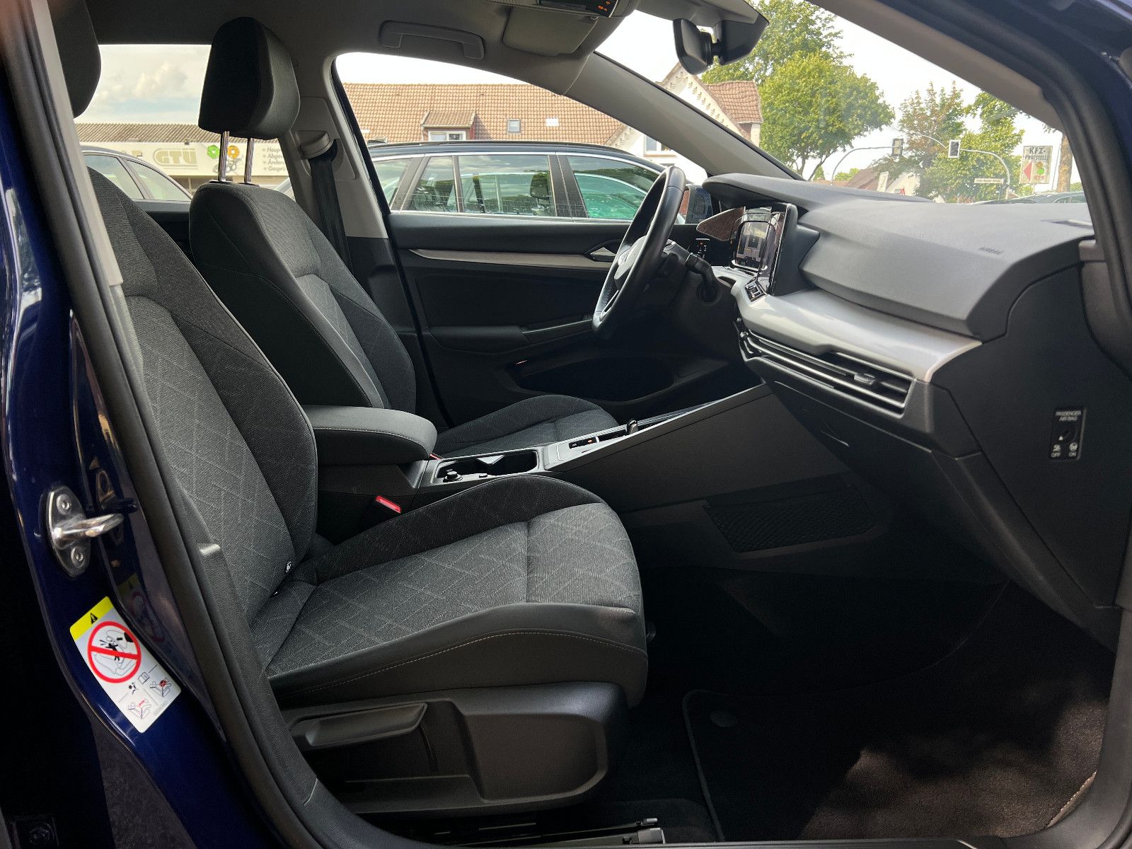 Volkswagen Golf VIII R-Line - Samsaru's Car Outlet