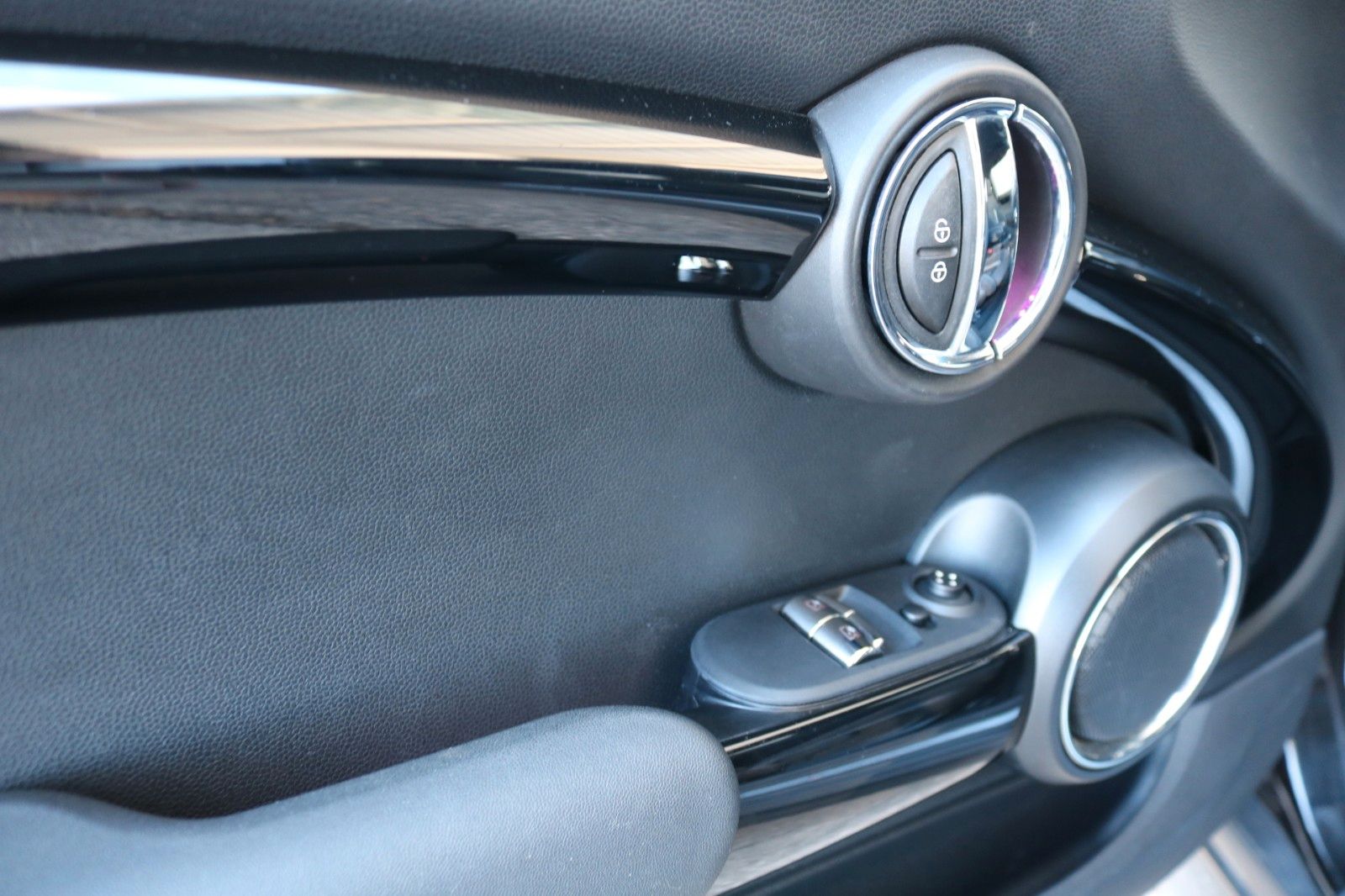 MINI Cooper S Pepper II - Samsaru's Car Outlet