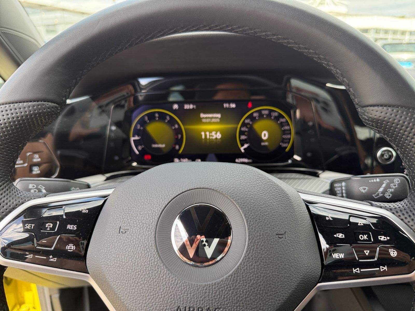 Volkswagen Golf VIII Variant 1.5 TSI R-Line - Samsaru's Car Outlet