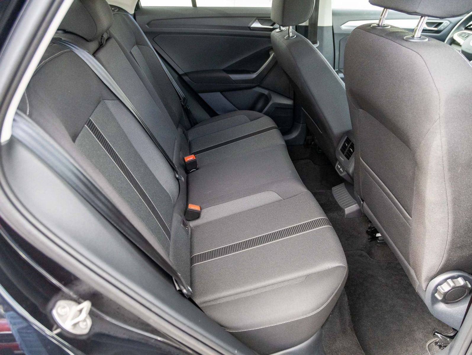 Volkswagen T-ROC 1.0 TSI LIFE - Samsaru's Car Outlet