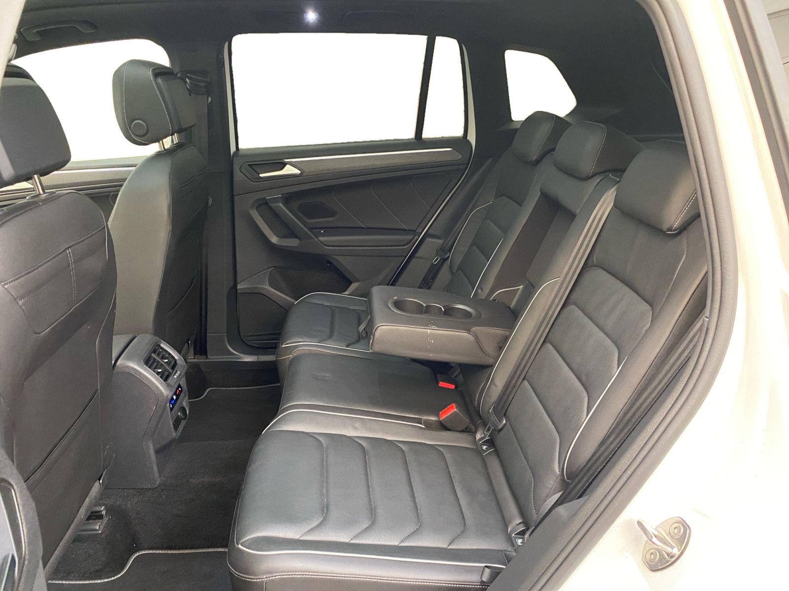 Volkswagen Tiguan 2.0TDI R-Line 4M BlackStyle Pano 360° HUD