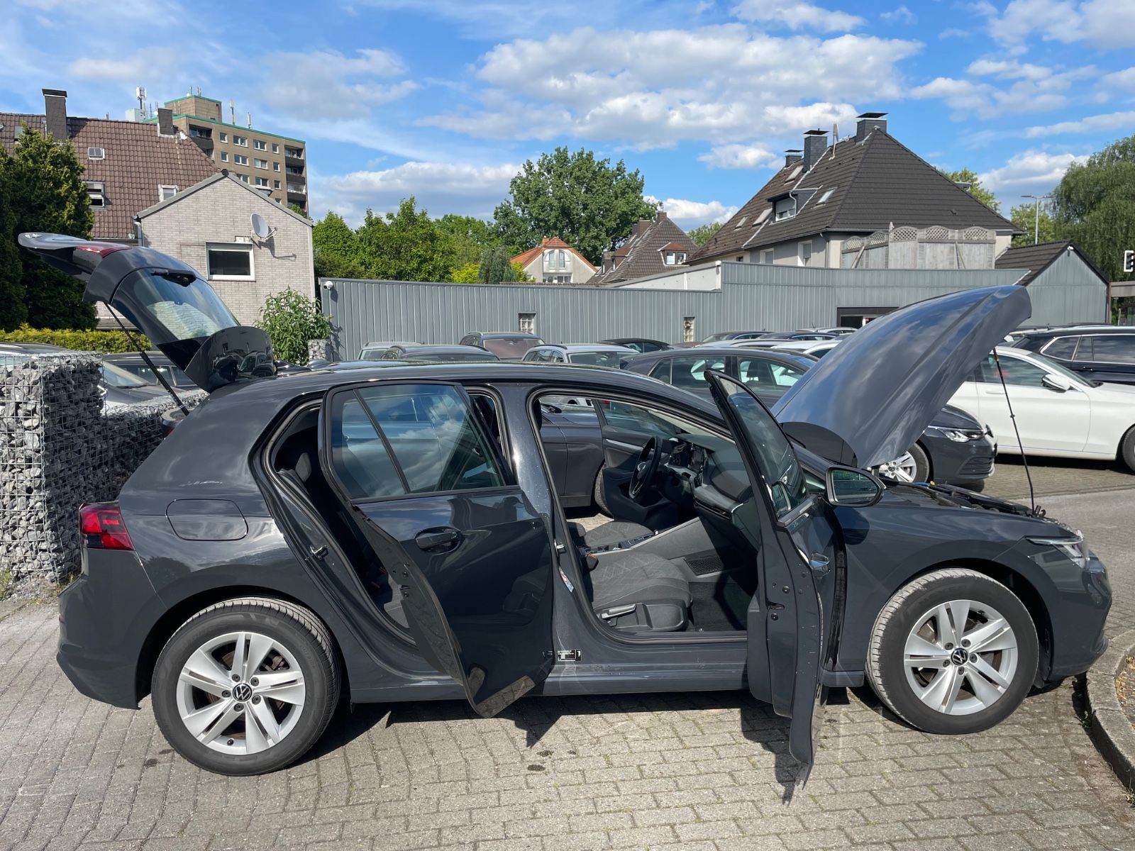 Volkswagen Golf VIII Life eTSI - Samsaru's Car Outlet