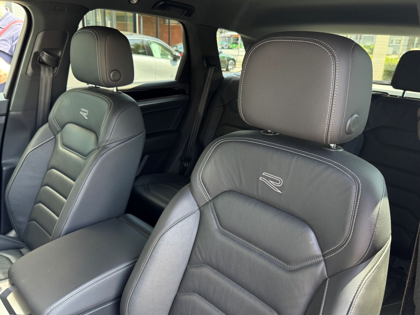 Volkswagen Touareg 4Motion 3.0 V6 TDI R-Line - Samsaru's Car Outlet