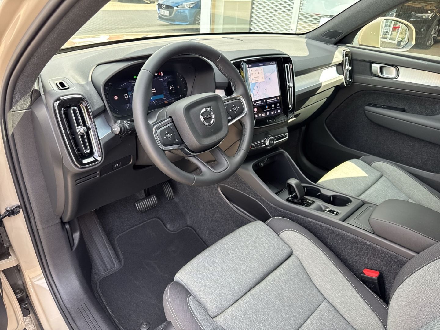 Volvo XC40 Core B3 - Samsaru's Car Outlet