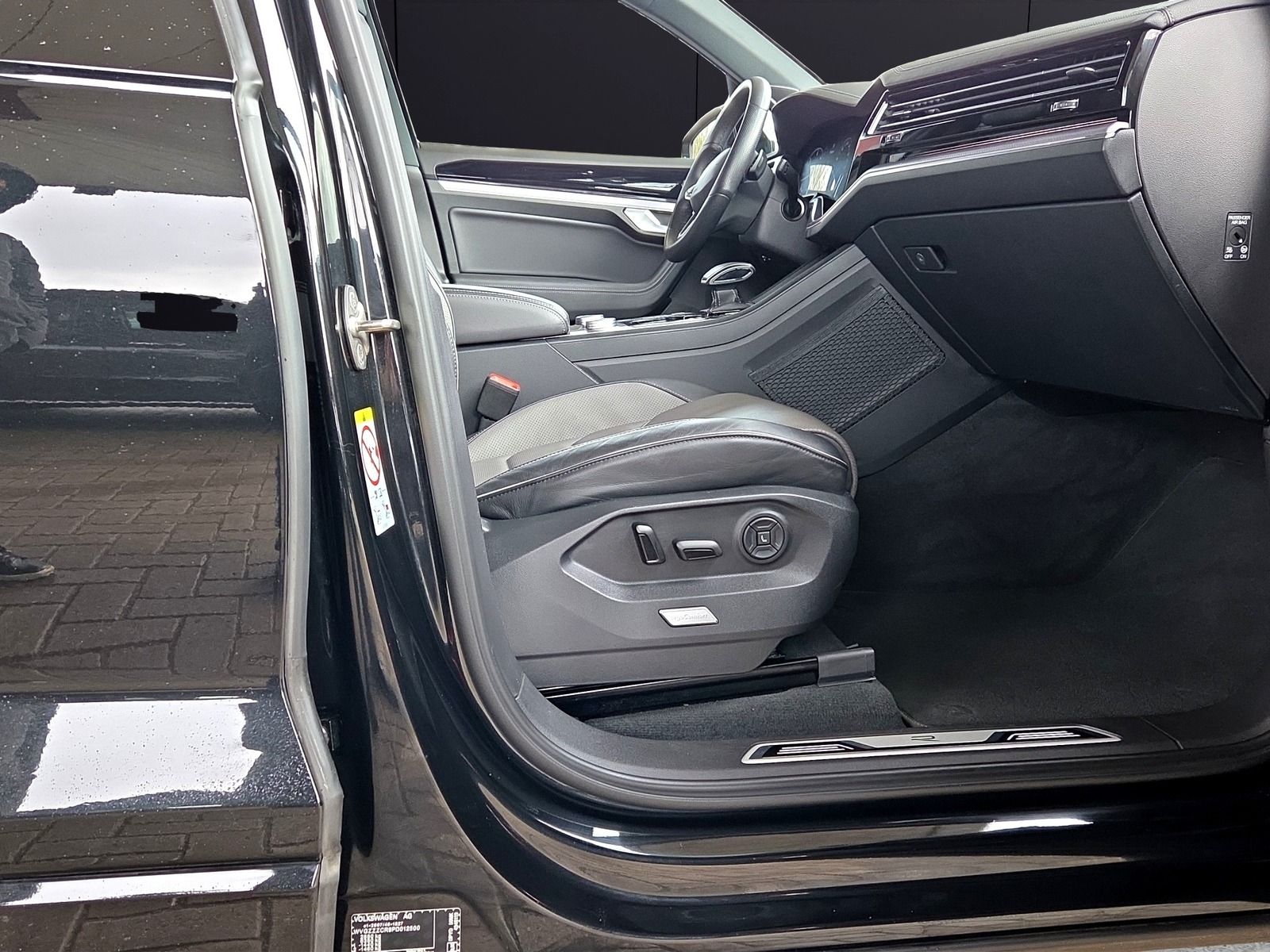 Volkswagen Touareg R-Line 4M PANO/HUD/IQ.LIGHT/21 ZOLL