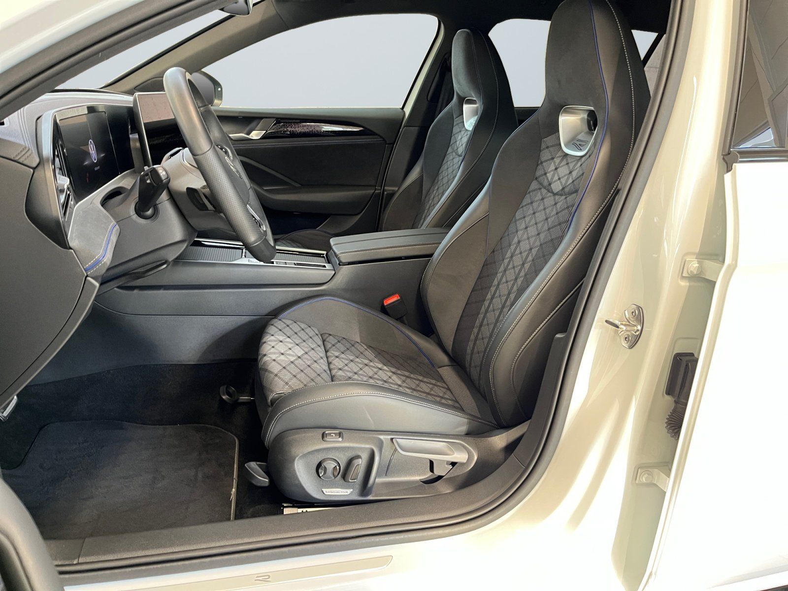 Volkswagen Passat Variant R-Line 2.0 TDI DSG 4Motion AHK DC