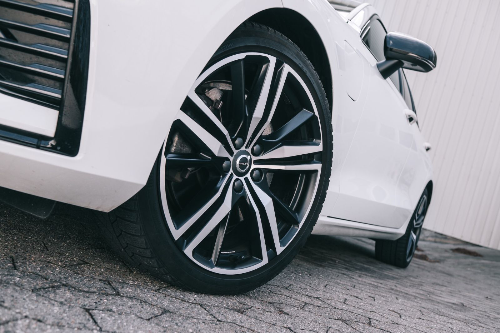 Volvo V60 Kombi R Design Recharge Plug-In Hybrid AWD