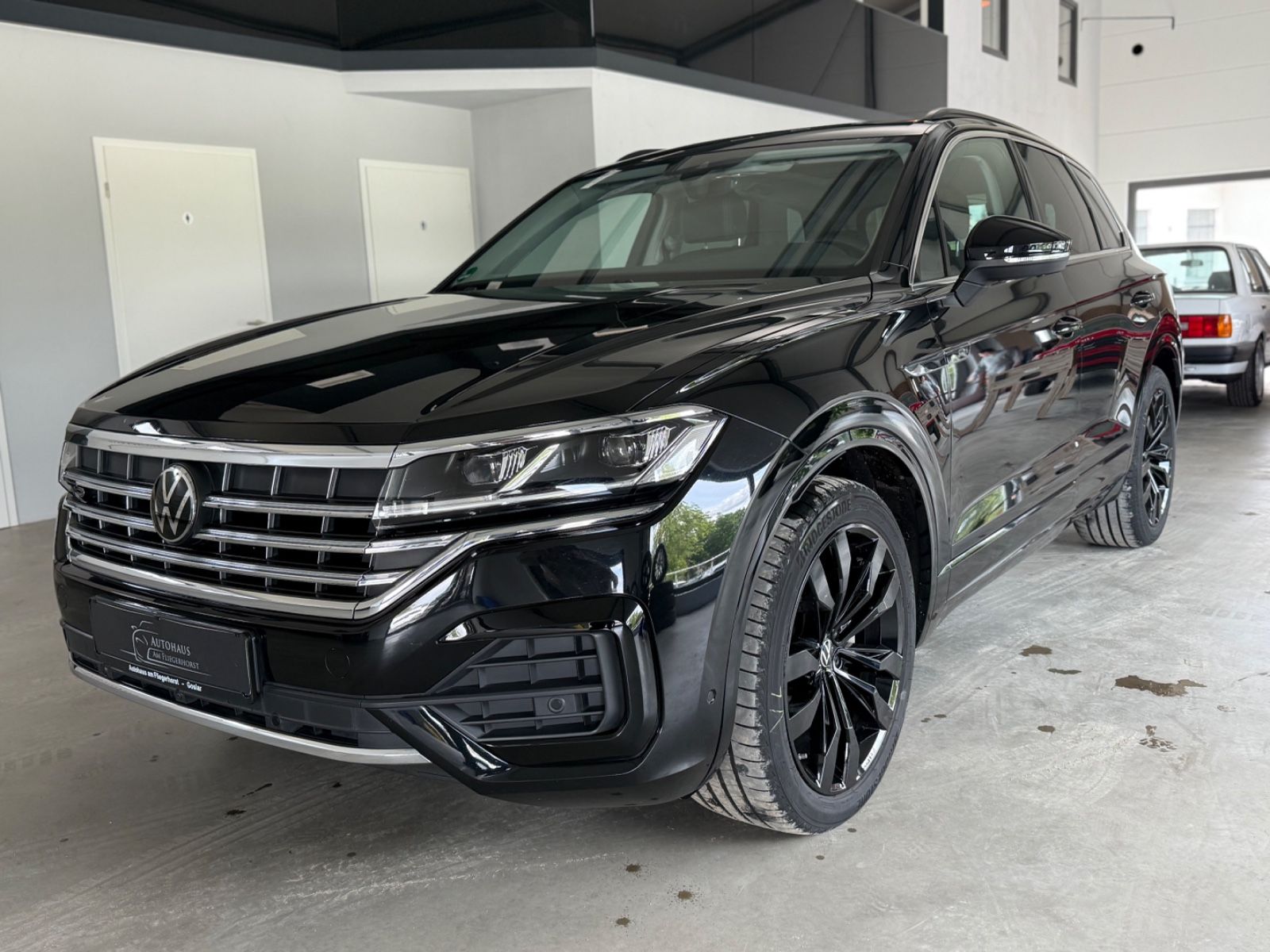 Volkswagen Touareg R-Line 4Motion - Samsaru's Car Outlet