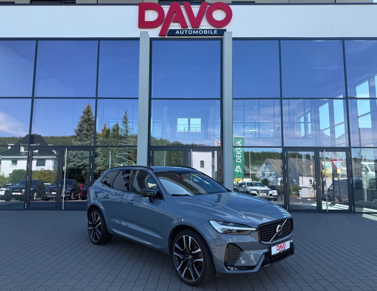 Volvo XC60 R-Design - Samsaru's Car Outlet