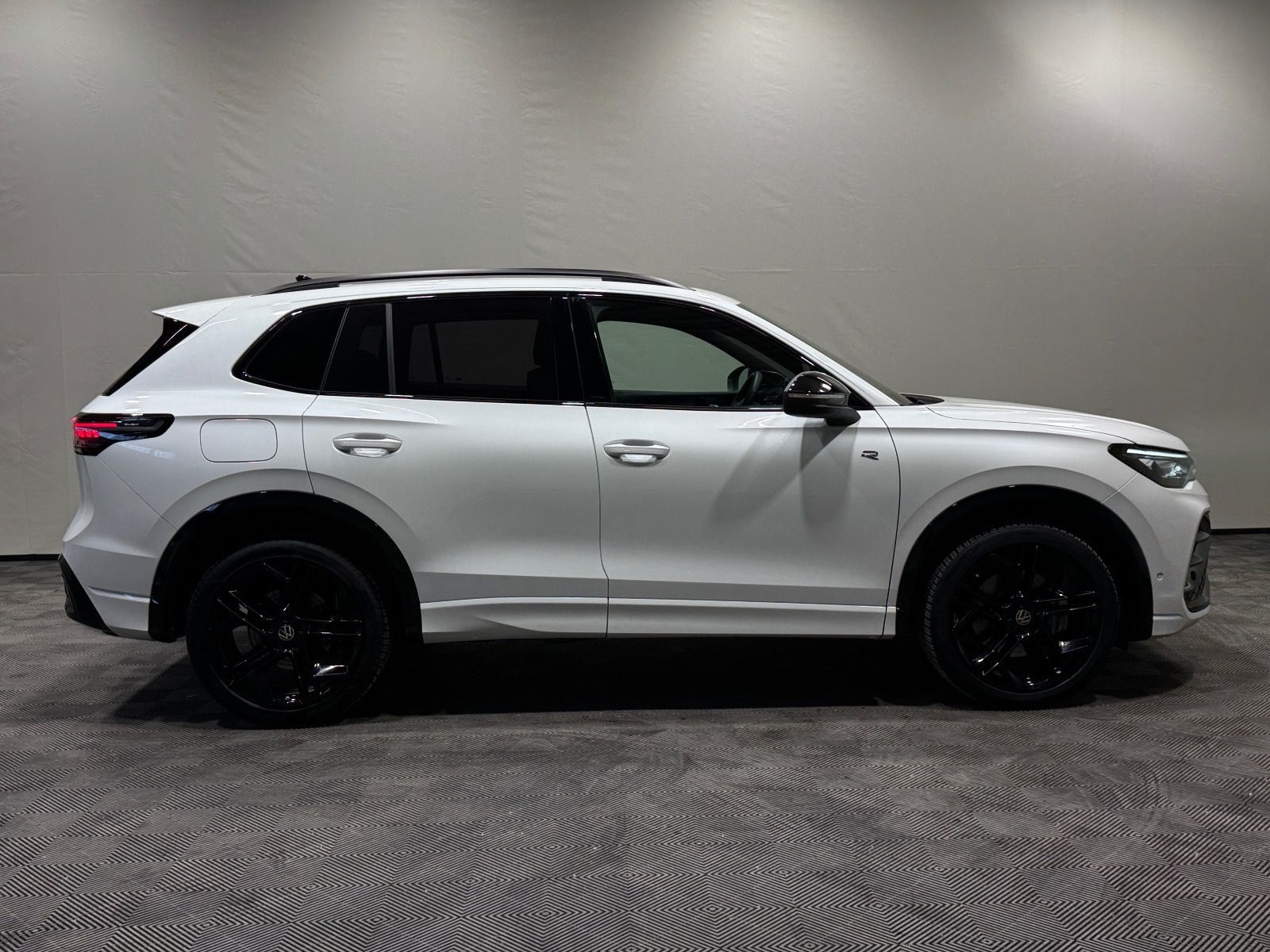 Volkswagen Tiguan R-Line 1.5 TSI eHybrid | MATRIX NAVI PANO