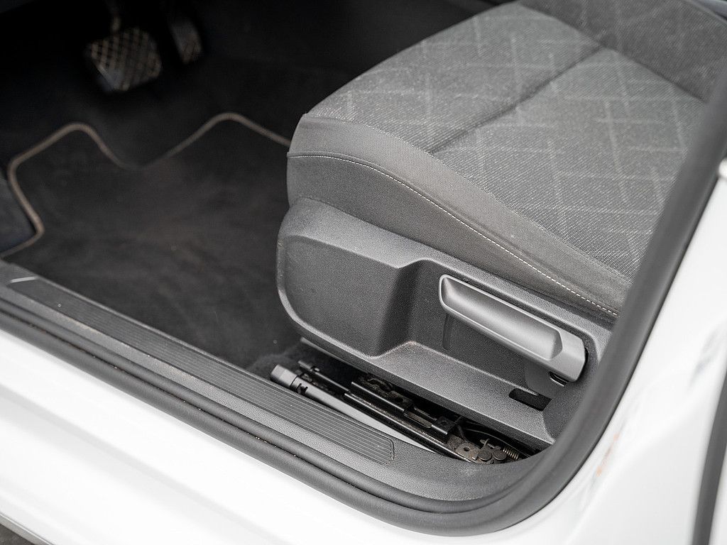 Volkswagen Golf VIII 1.0 eTSI Life - Samsaru's Car Outlet