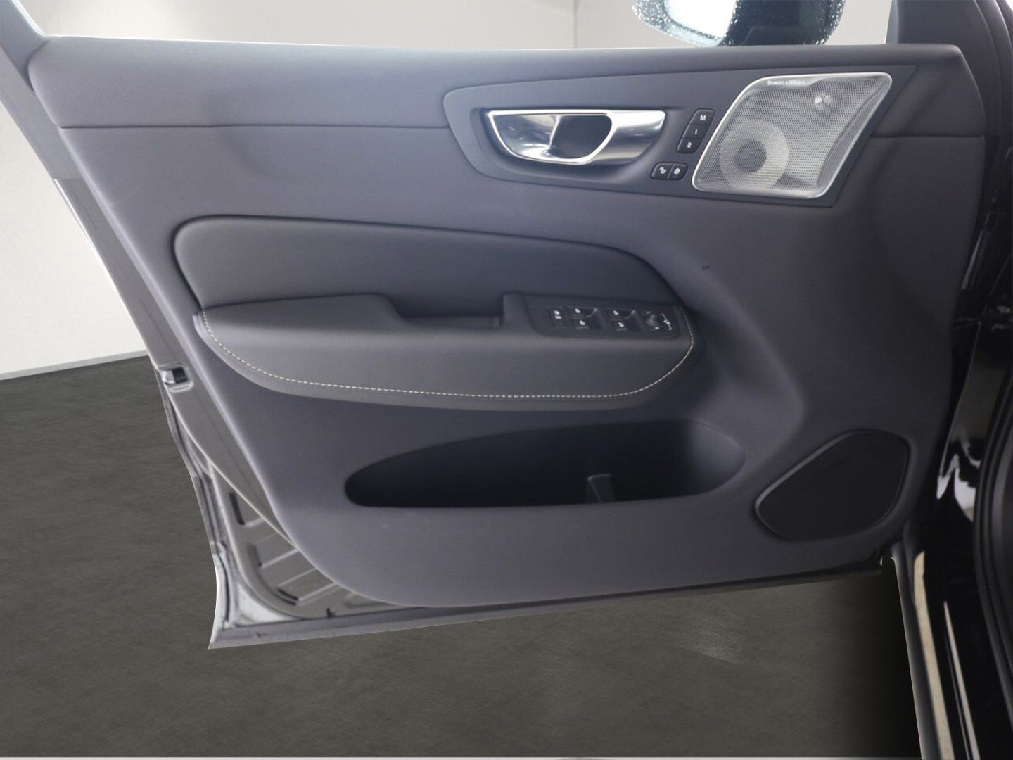Volvo XC60 T8 Ultra Black Edition Recharge Plug-In - Samsaru's Car Outlet
