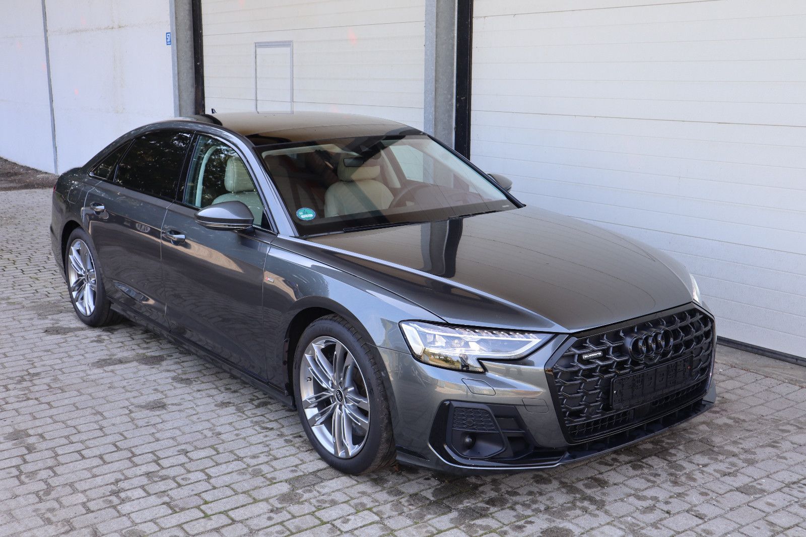 Audi A8L 60 TFSI e lang BLACK - Samsaru's Car Outlet