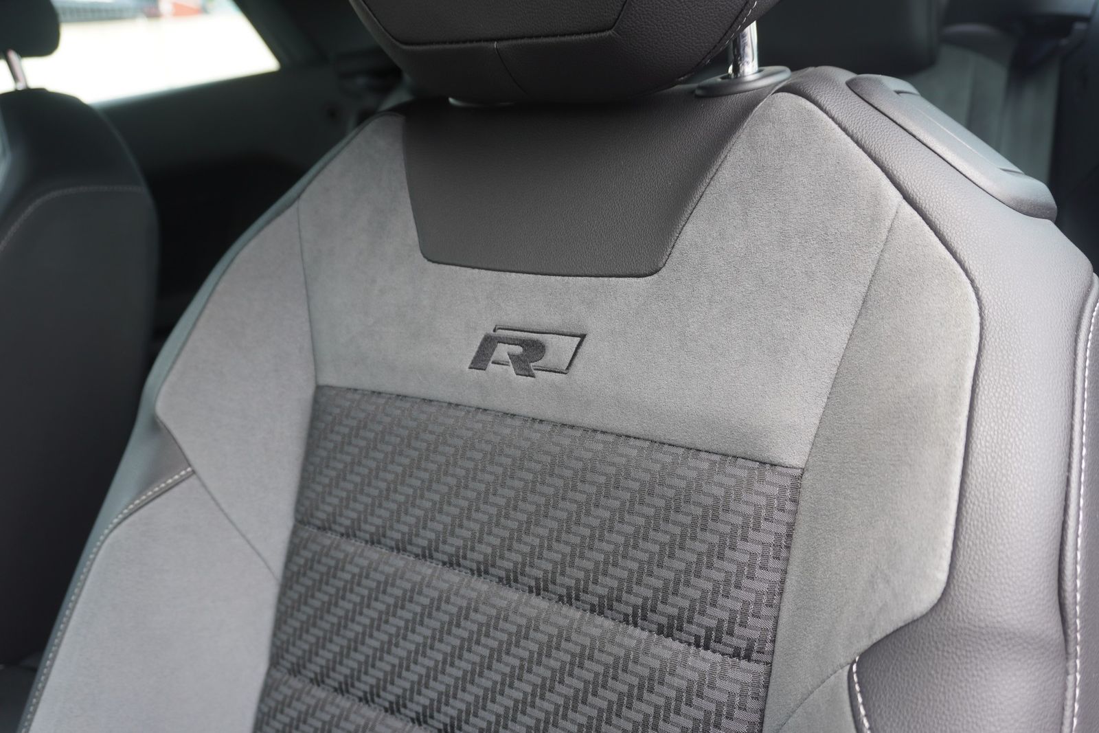 Volkswagen T-Roc 1.5 TSI R-Line - Samsaru's Car Outlet