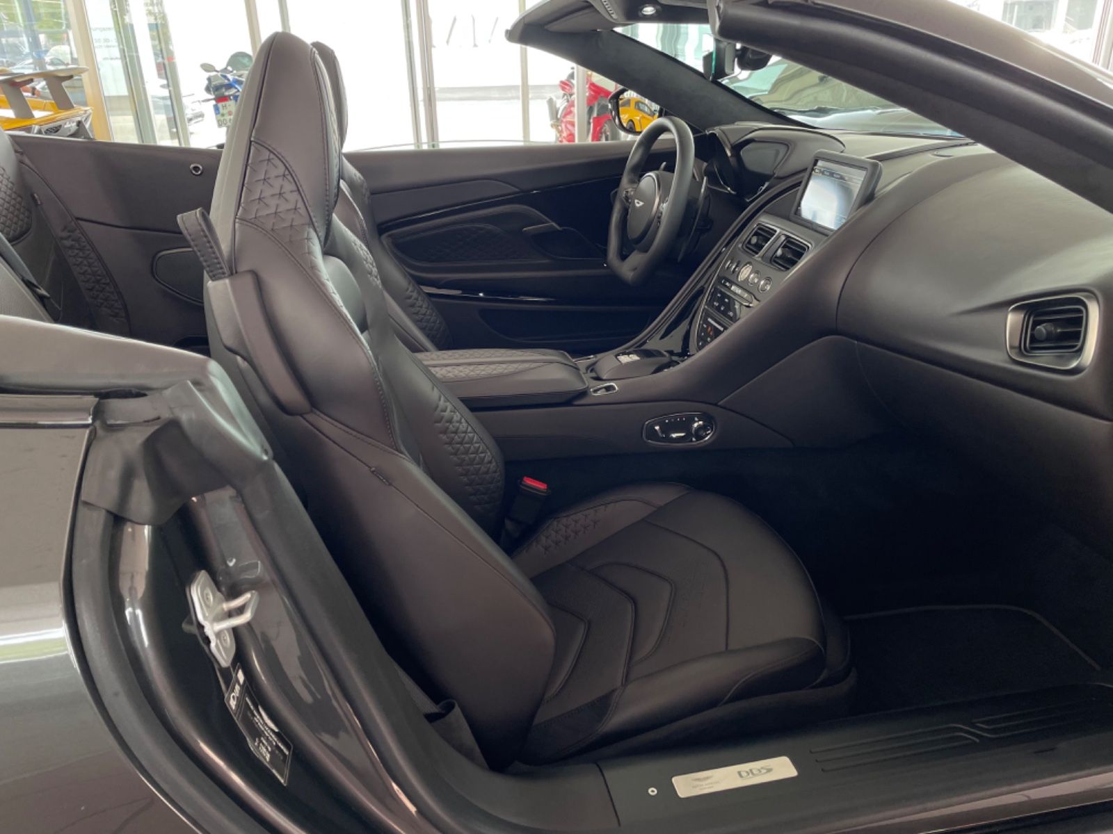 Aston Martin DBS V12 Superleggera Volante
