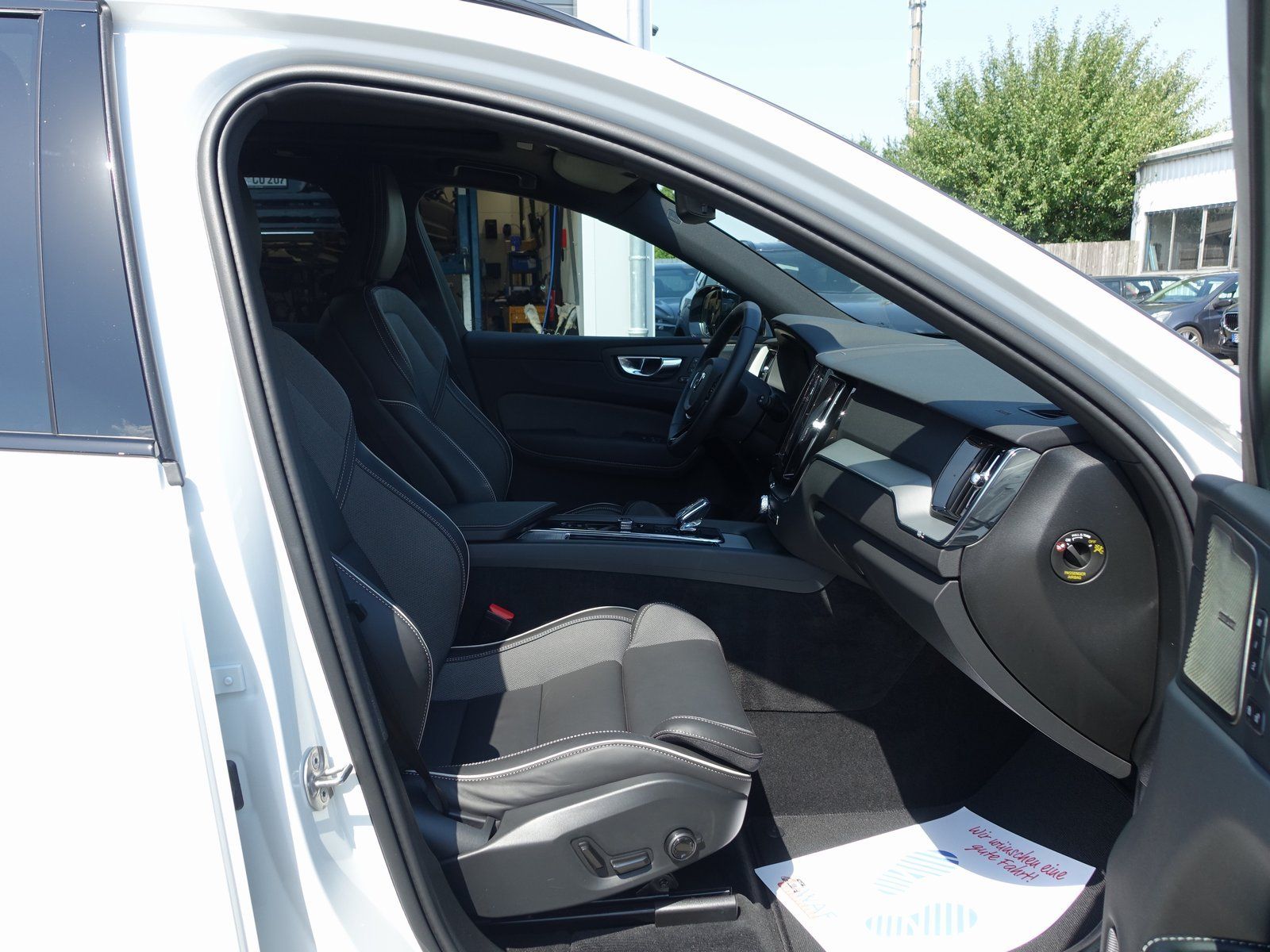 Volvo XC60 B5 AWD Plus - Samsaru's Car Outlet