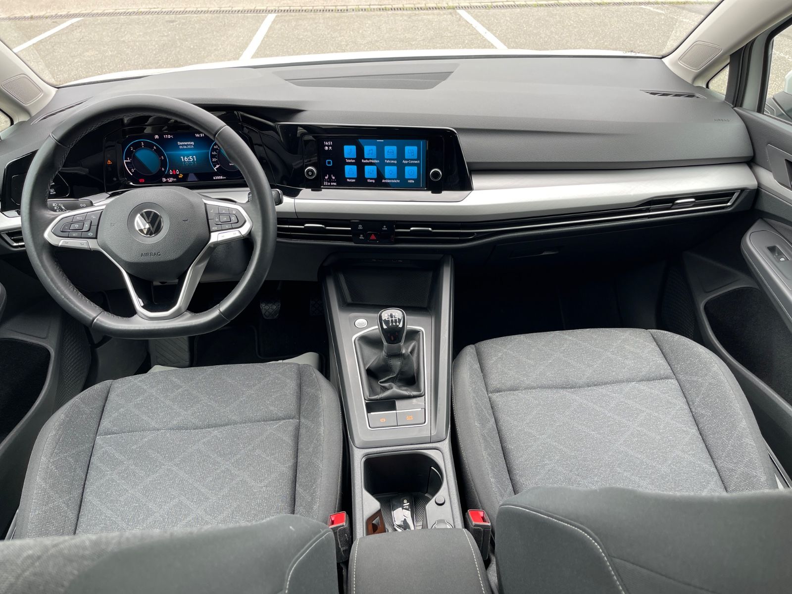 Volkswagen Golf VIII 2.0 TDI Life - Samsaru's Car Outlet