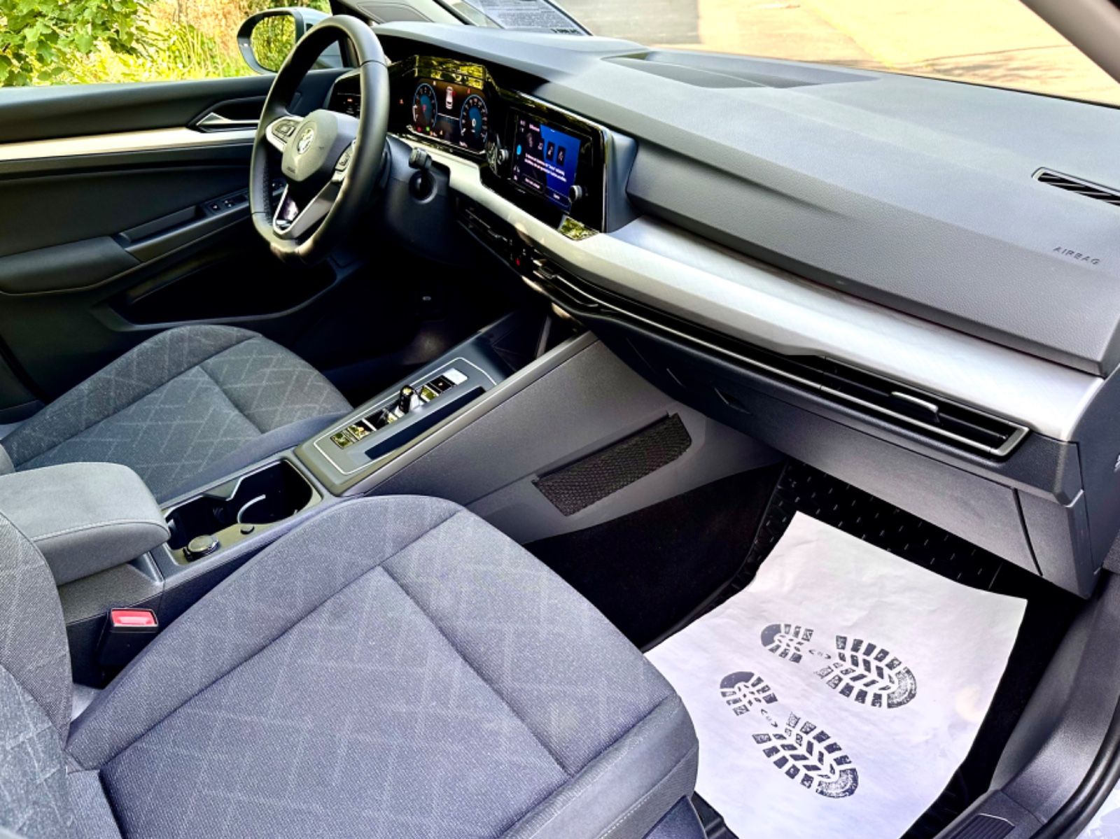 Volkswagen Golf VIII Lim.Life eTSI Automatik - Samsaru's Car Outlet