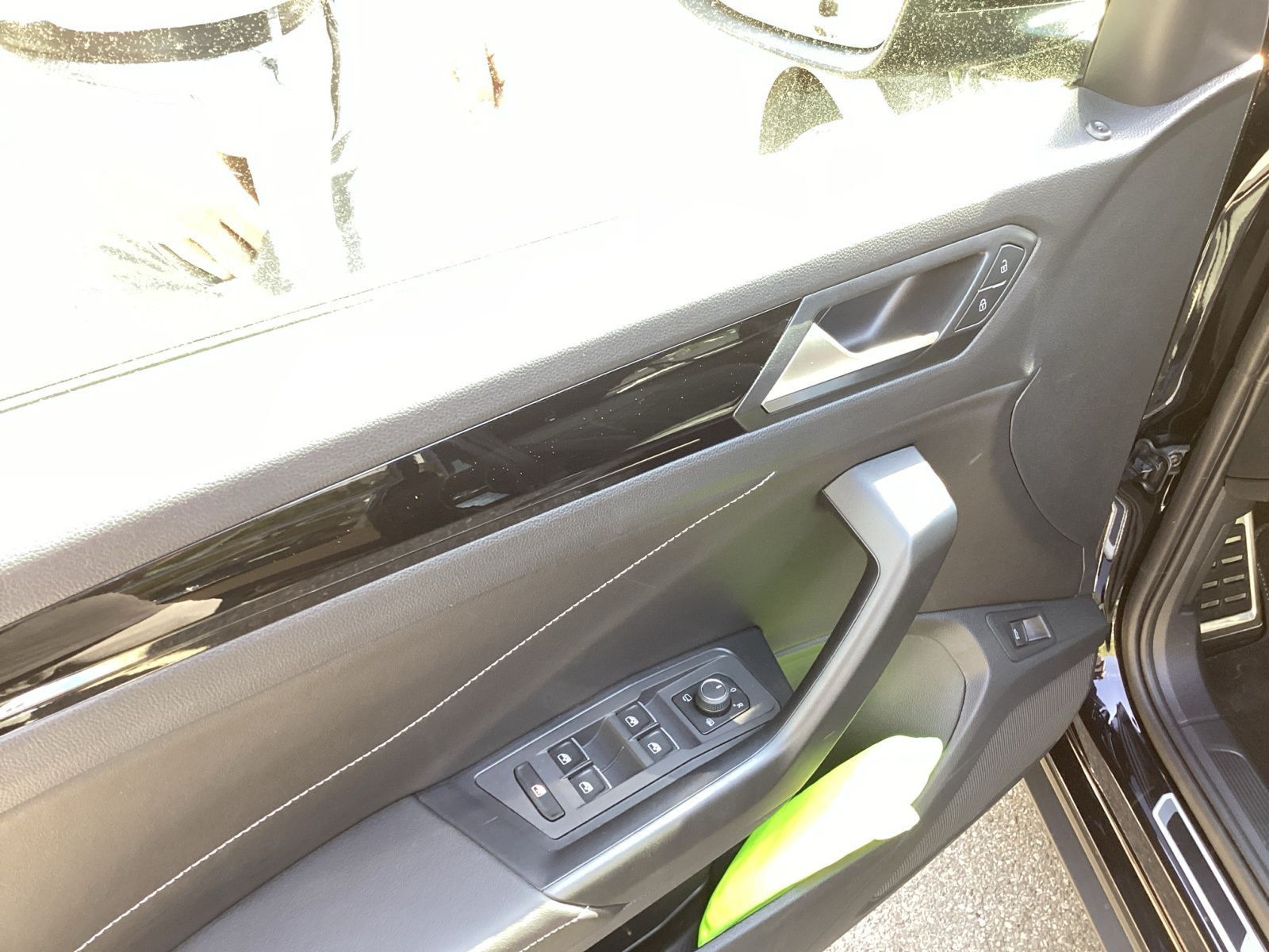 Volkswagen T-Roc 1.5TSI R-Line - Samsaru's Car Outlet