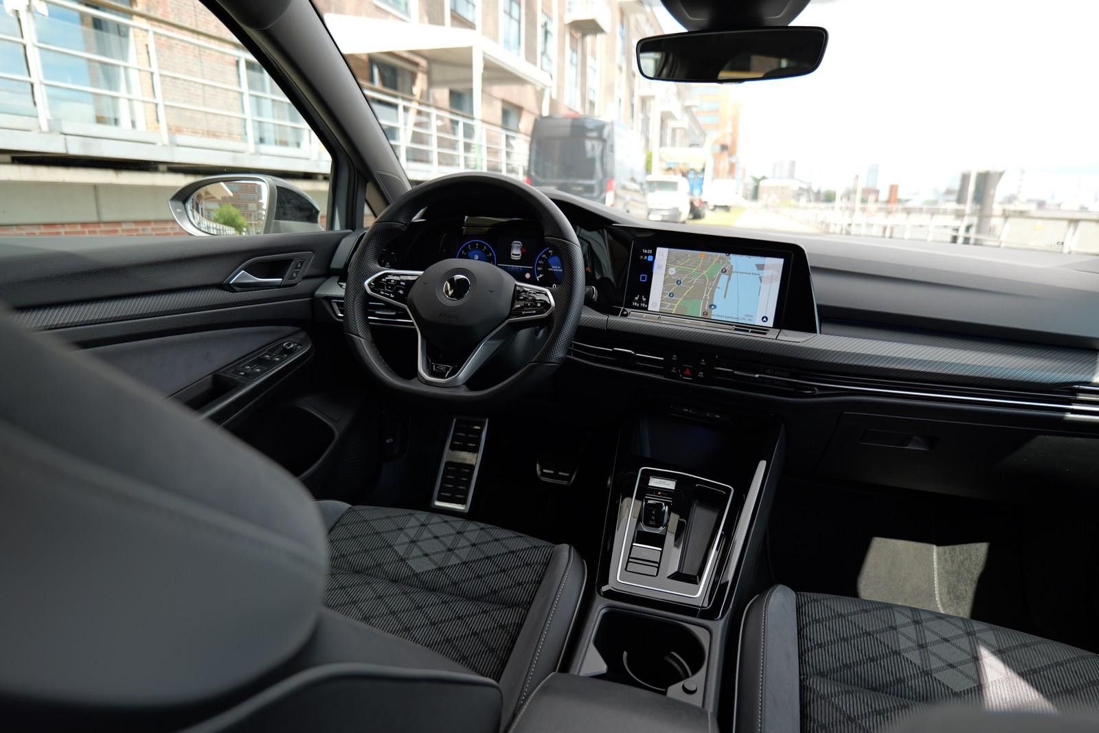 Volkswagen Golf VIII R-Line eTSI - Samsaru's Car Outlet