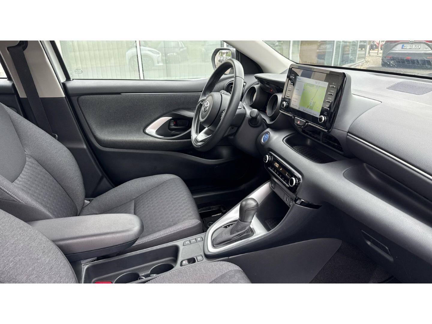 Toyota Yaris Hybrid Dual-VVT-iE - Samsaru's Car Outlet