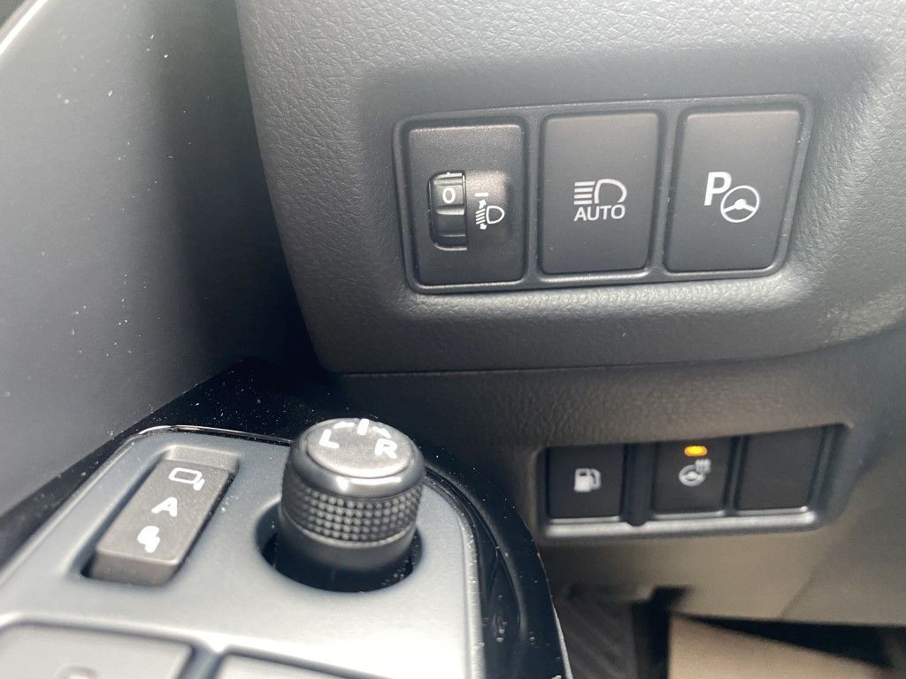 Toyota C-HR 2.0 Hybrid - Samsaru's Car Outlet