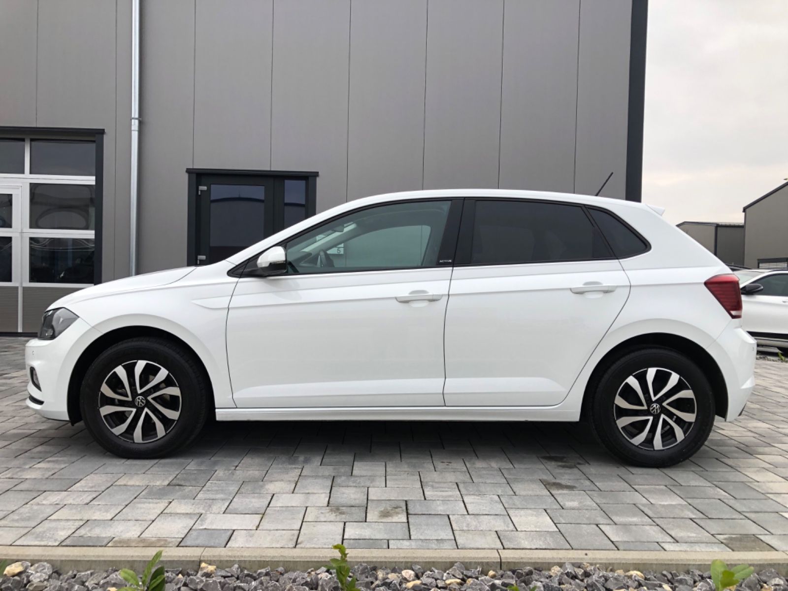 Volkswagen Polo VI Active - Samsaru's Car Outlet