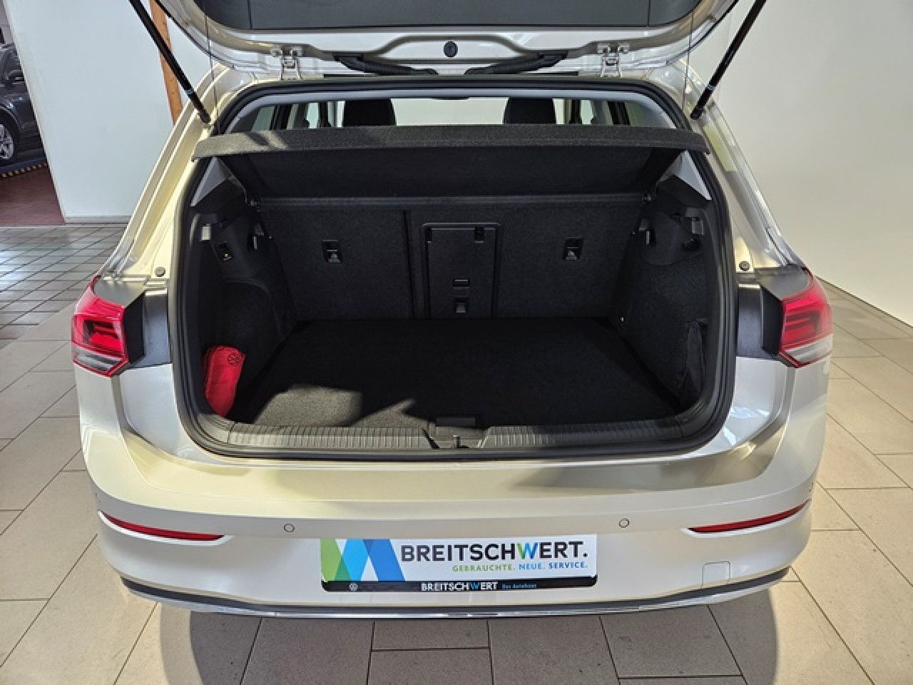 Volkswagen Golf 1.5 eTSI Move - Samsaru's Car Outlet