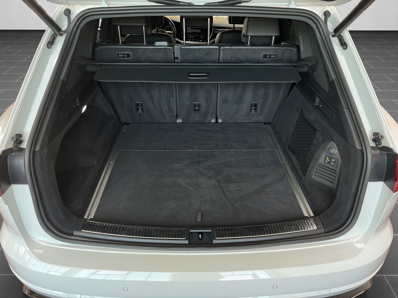 Volkswagen Touareg R-Line 3.0 TDI - Samsaru's Car Outlet