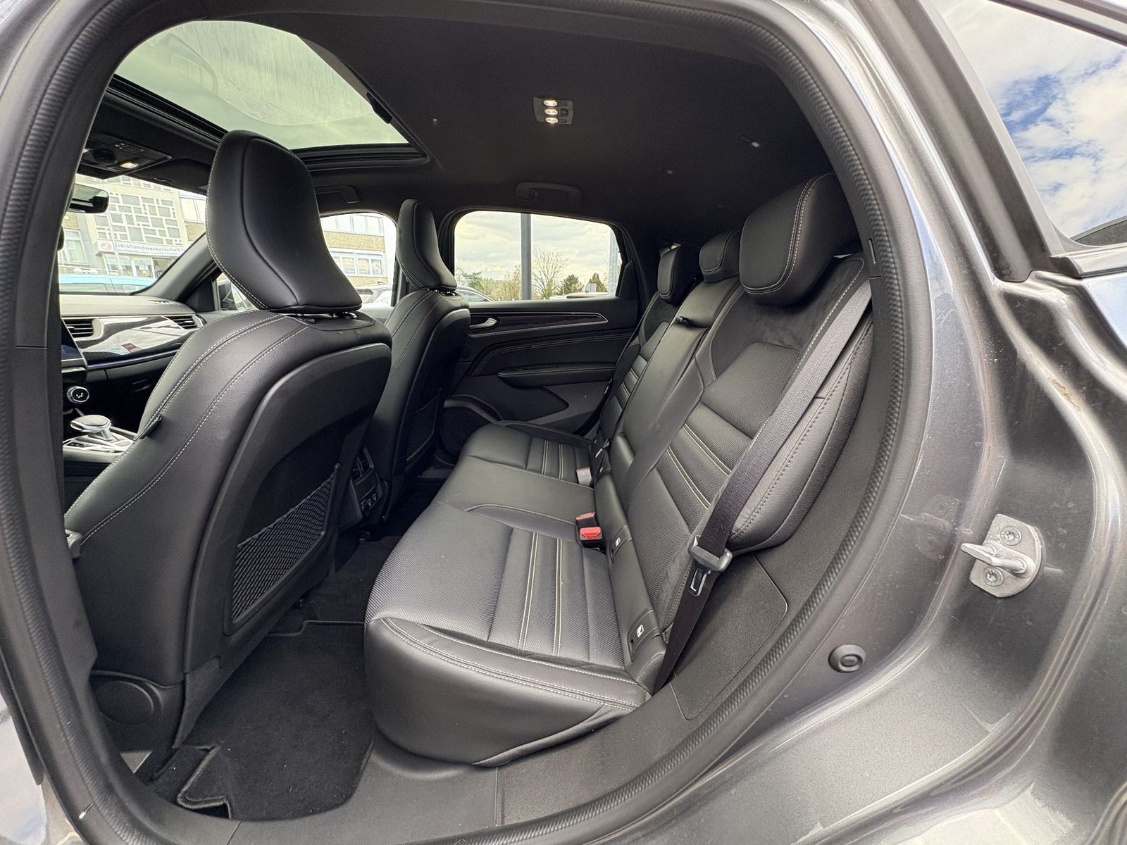Renault Arkana E-Tech Hybrid TCe 145 Engineered - Samsaru's Car Outlet