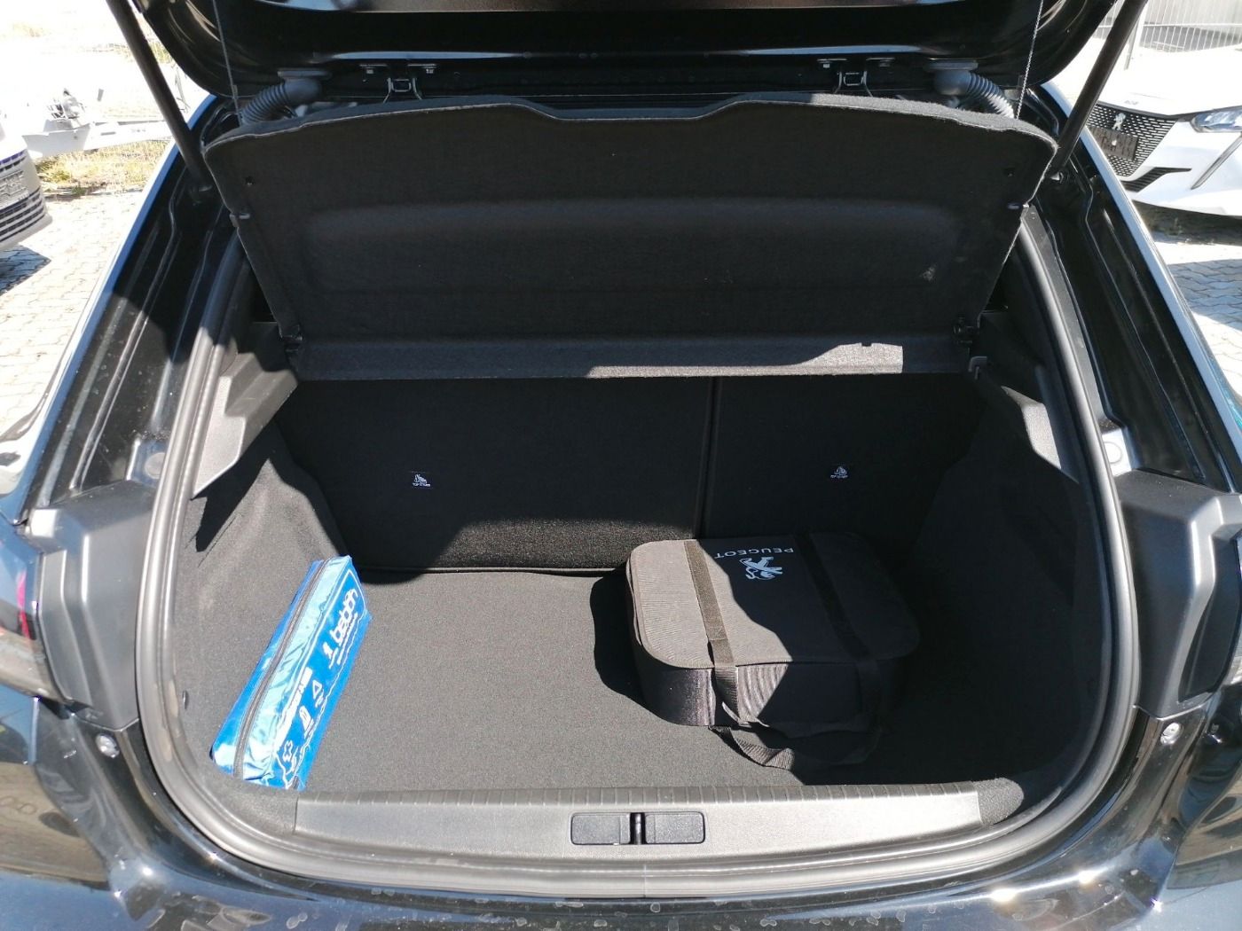 Peugeot 208 e- Allure - Samsaru's Car Outlet
