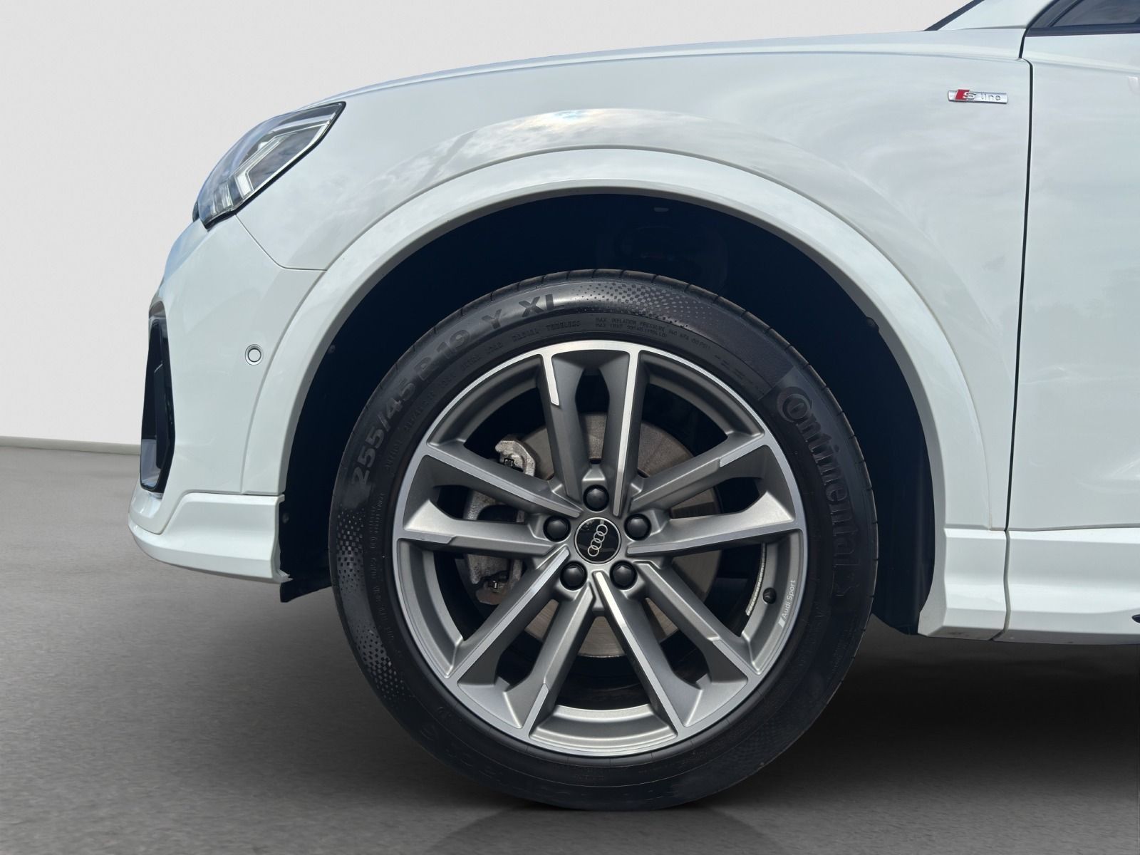 Audi Q3 40 TFSI quattro S line - Samsaru's Car Outlet