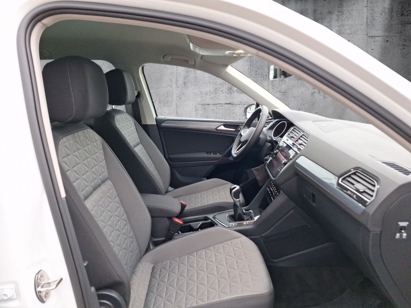 Volkswagen Tiguan 2.0 TDI Life - Samsaru's Car Outlet