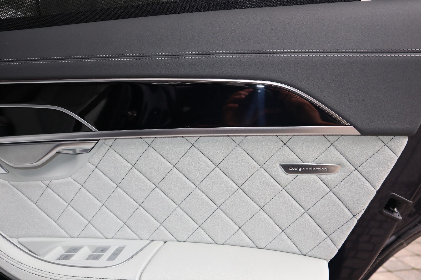 Audi A8L 60 TFSI e lang exclusive - Samsaru's Car Outlet
