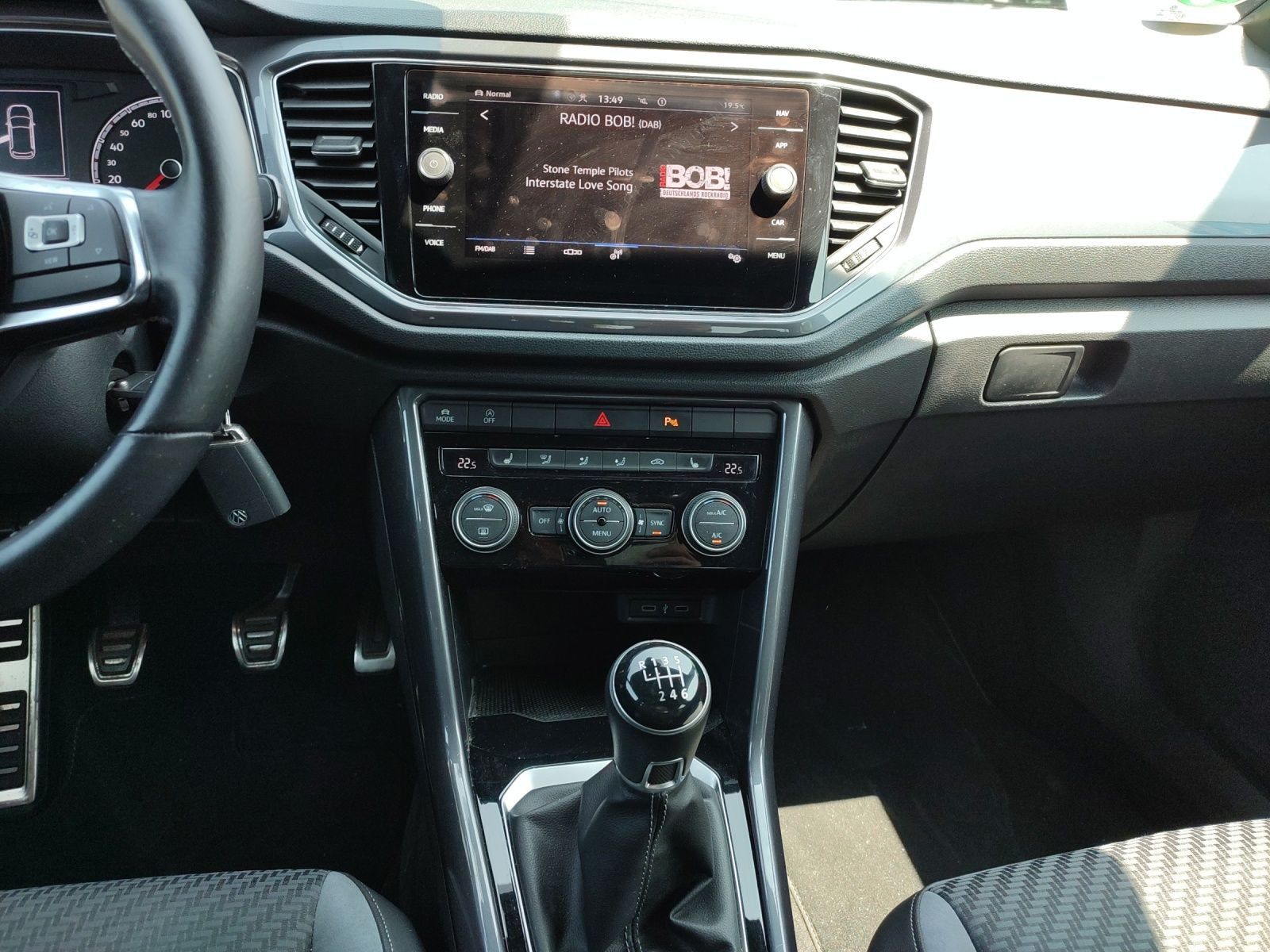 Volkswagen T-ROC 1.5 TSI R-Line - Samsaru's Car Outlet
