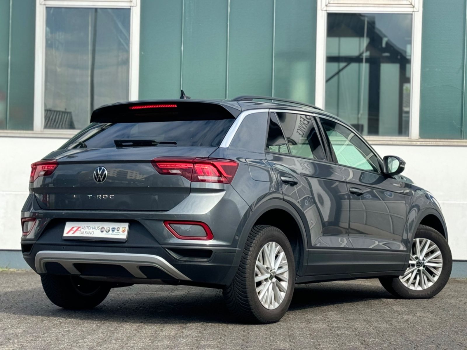 Volkswagen T-Roc Life - Samsaru's Car Outlet