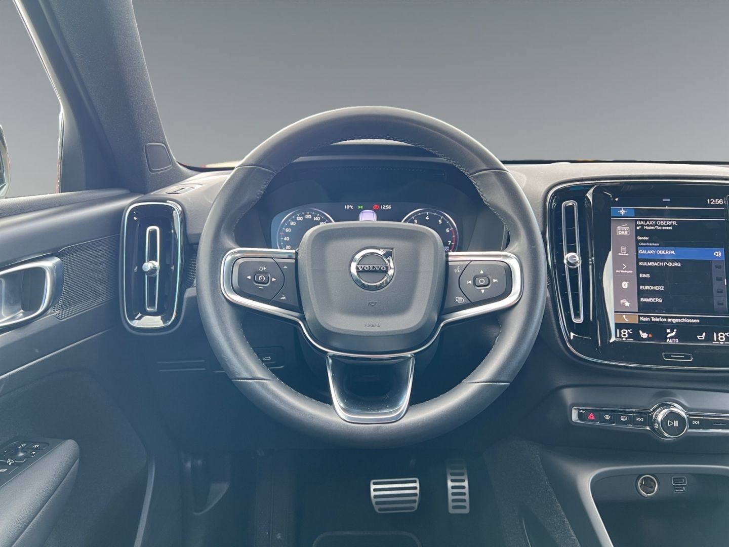 Volvo XC40 Plus Dark 2WD B4 StandHZG AHK El. Panodach