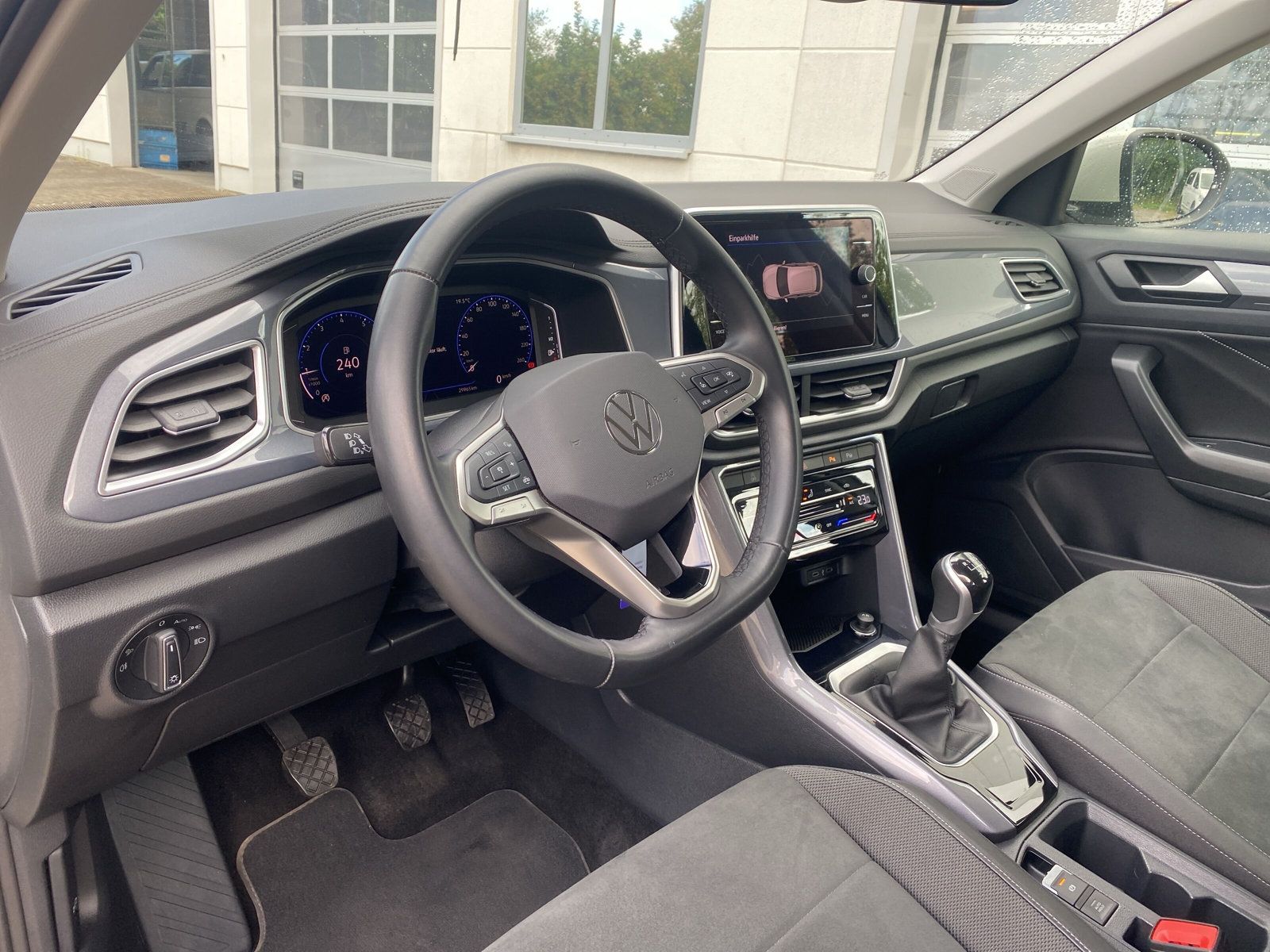 Volkswagen T-Roc 1.0 TSI Style - Samsaru's Car Outlet
