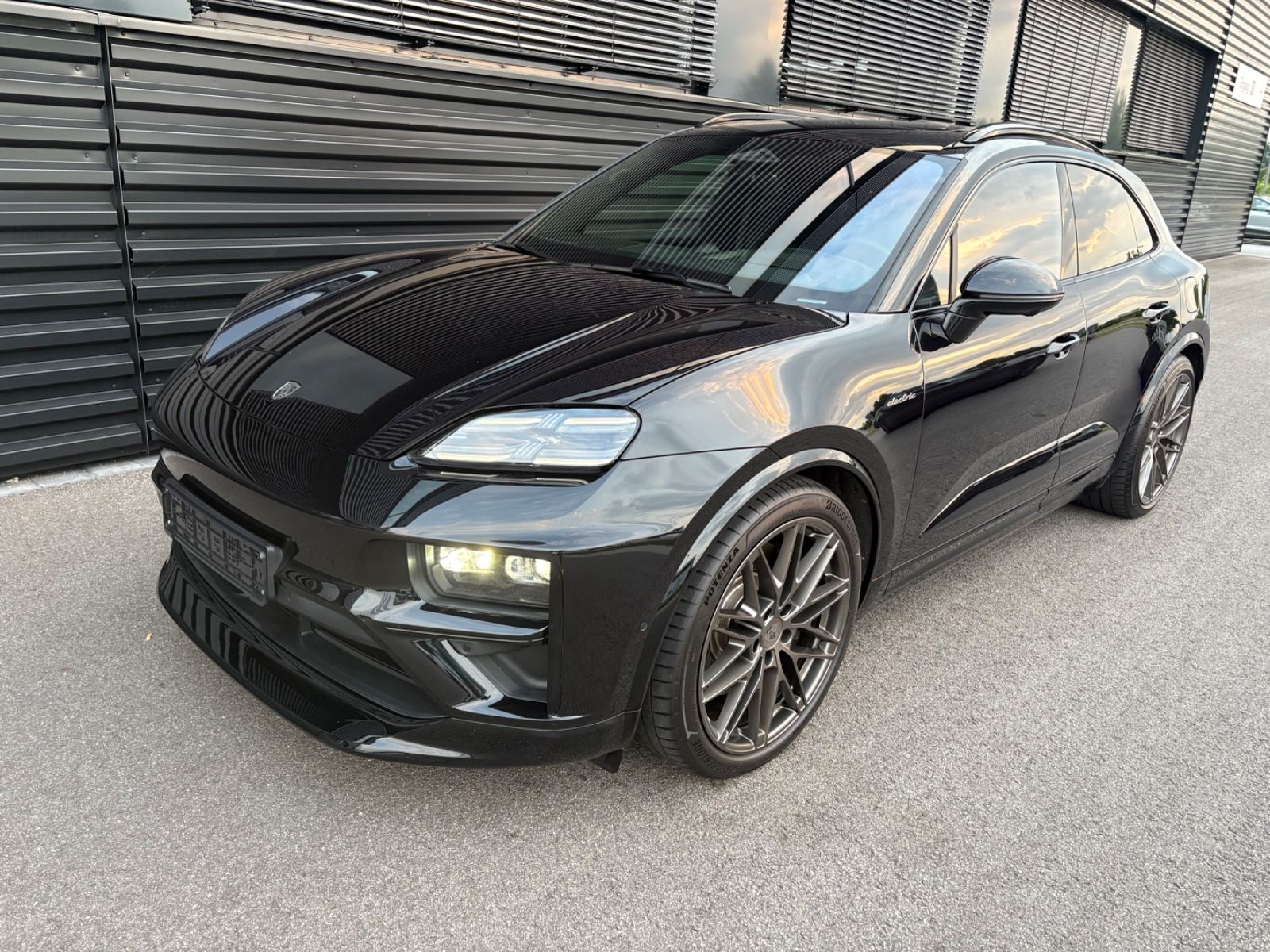 Porsche Macan E Turbo - Samsaru's Car Outlet