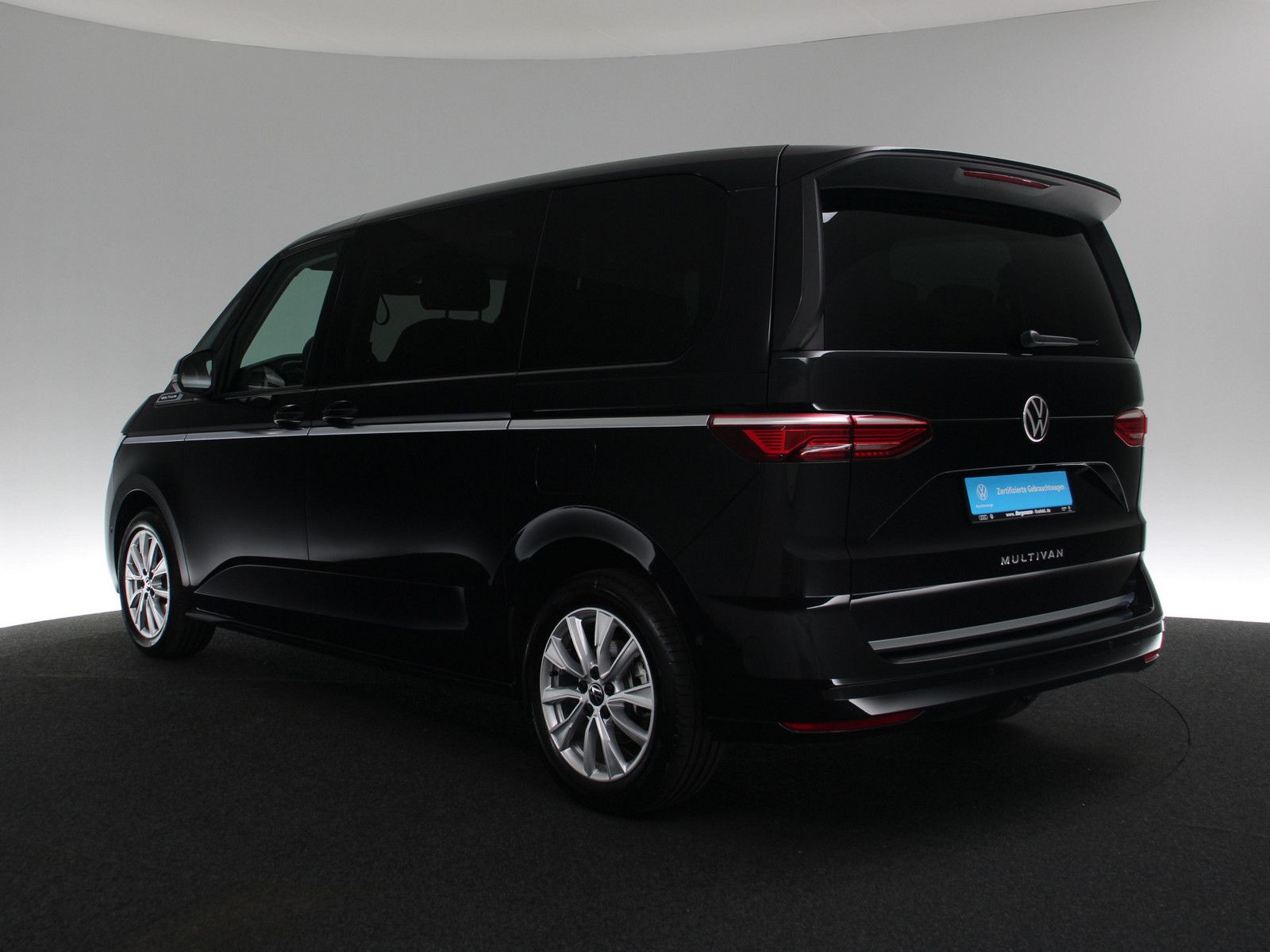 Volkswagen T7 Multivan 2.0 TDI Style - Samsaru's Car Outlet