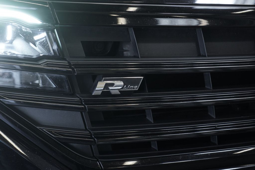 Volkswagen Touareg 4.0 TDI DSG 4M R line - Samsaru's Car Outlet