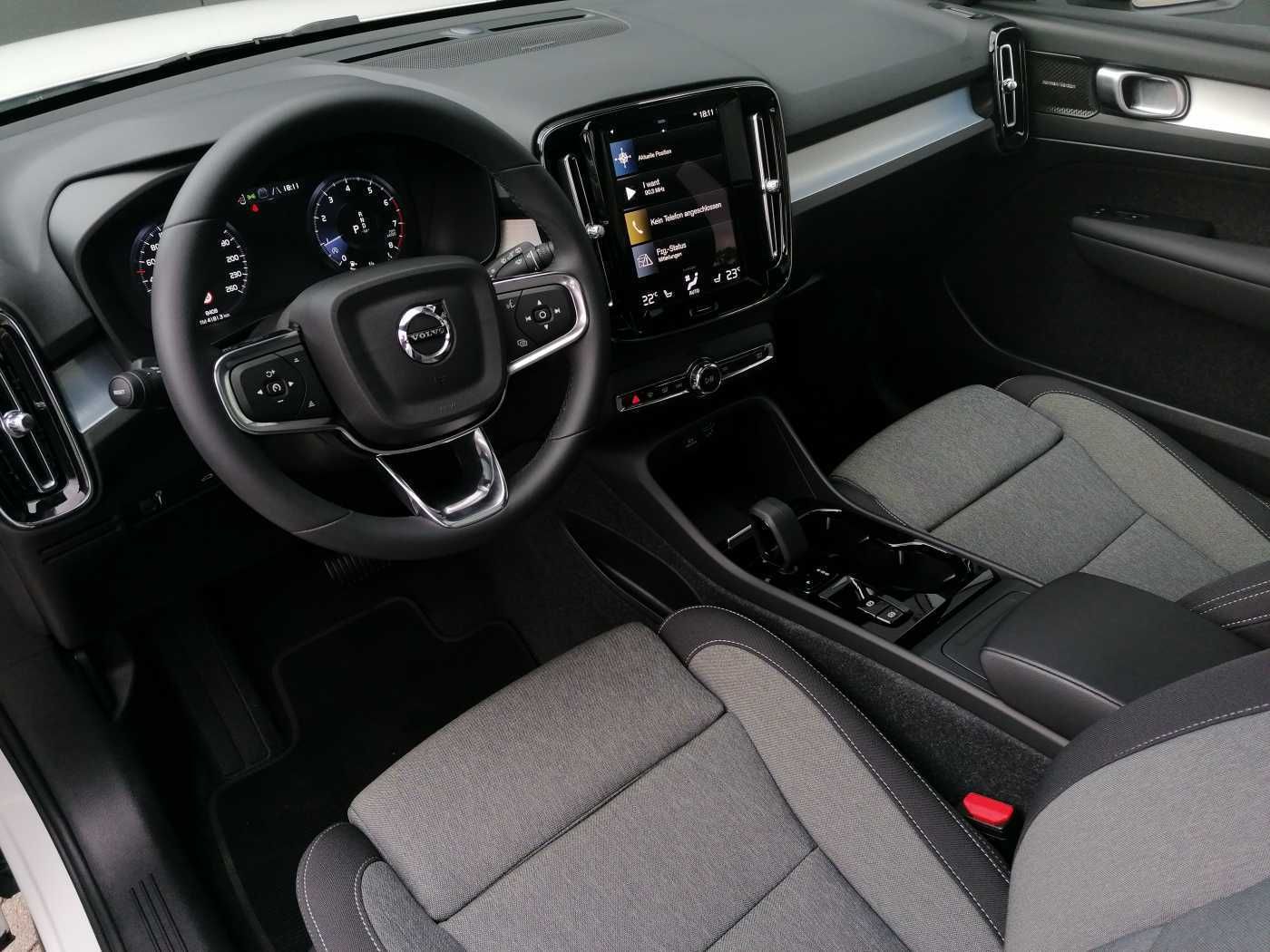 Volvo XC40 T2 2WD Plus Dark 360°/ AHK/ PANO