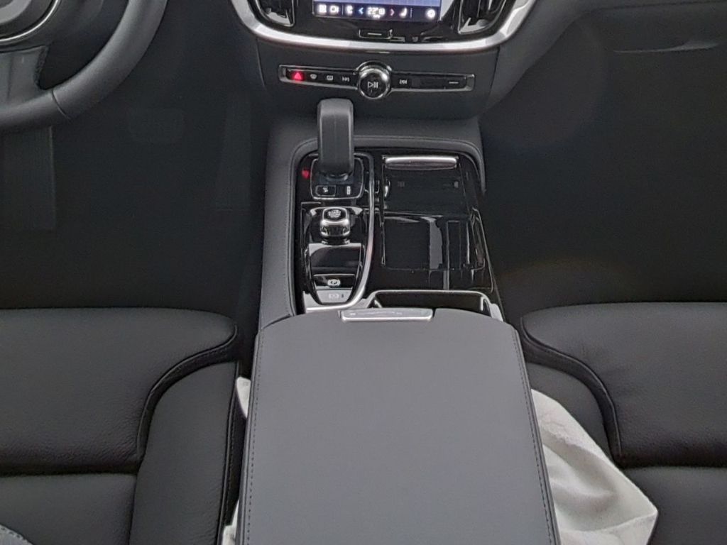 Volvo V60 T6 Plus Dark AWD Recharge Plug-In Hybrid AHK