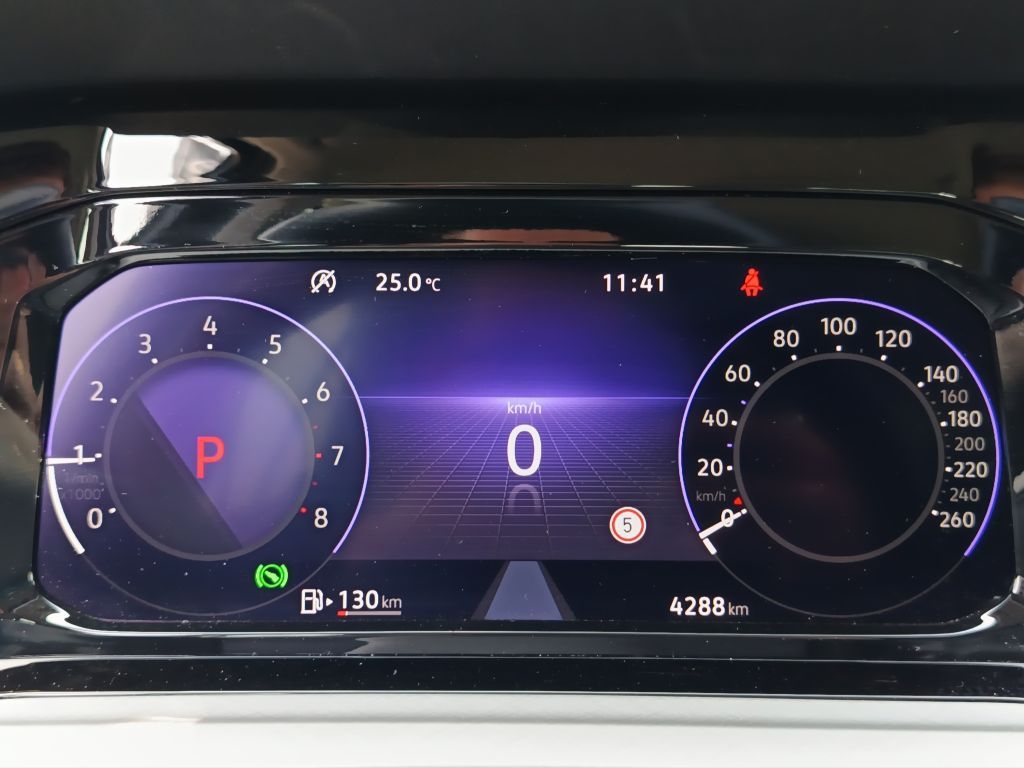 Volkswagen Golf 1.5 eTSI DSG Life - Samsaru's Car Outlet